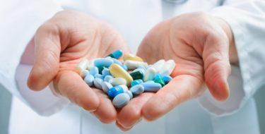 Medicijnen tegen menstruatiepijn: tips & behandeling
