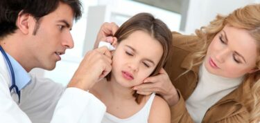 Oorpijn bij kinderen & volwassenen: behandelen + voorkomen