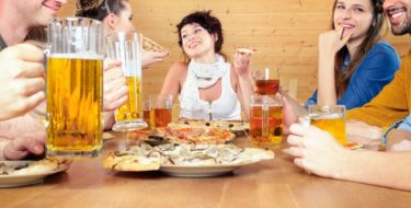 10 tips om je aan je dieet te houden tijdens het uit eten gaan