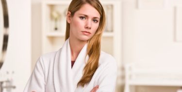 Afbeelding van vrouw die zich zorgen maakt over bruine afscheiding