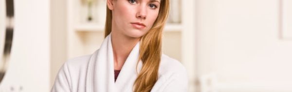 Afbeelding van vrouw die zich zorgen maakt over bruine afscheiding