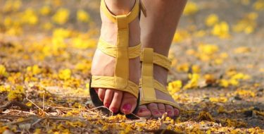 Een foto van jeukende voeten in sandalen