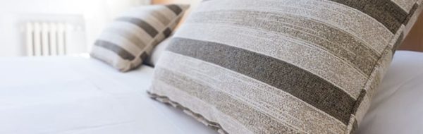 Bed ter illustratie hoe je je slaapkamer koel kunt houden