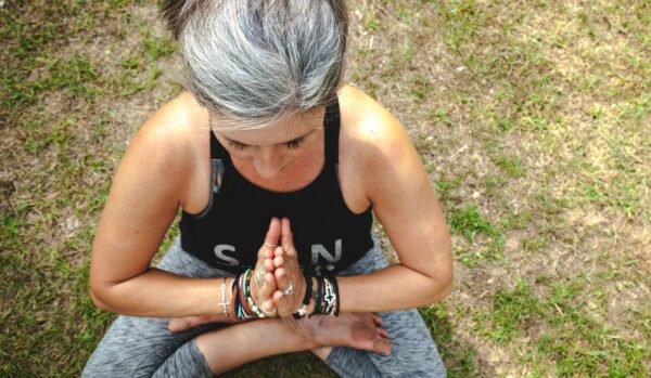 yoga-oudere-vrouw-fit-lifestyle