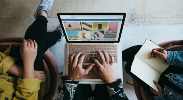 laptop-online-werken-collega-kantoor