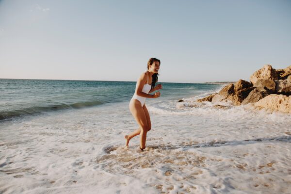 strand-vrouw-vakantie-badpak