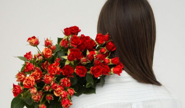 vrouw-rozen-boeket-bloemen-cadeau